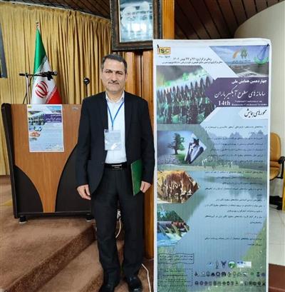 برترین پوستر ملی آب در دستان پژوهشگر مركز